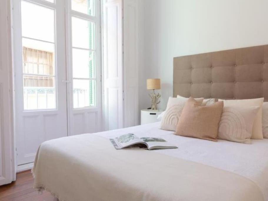 Chic Casa Cathedral At Calle Fresca 2-Bedroom Apartment In Malaga City Center Esterno foto